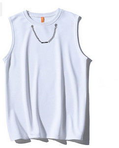 Új modell férfi felső lánccal és kerek nyakkivágással