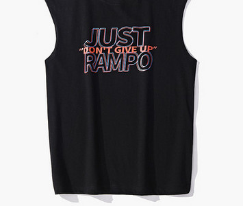 Meeste topist tasuta mudel teksti ja ovaalse kaelusega