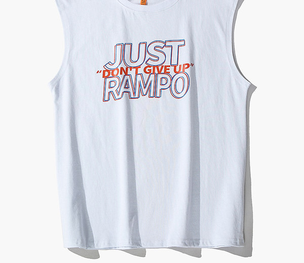 Meeste topist tasuta mudel teksti ja ovaalse kaelusega