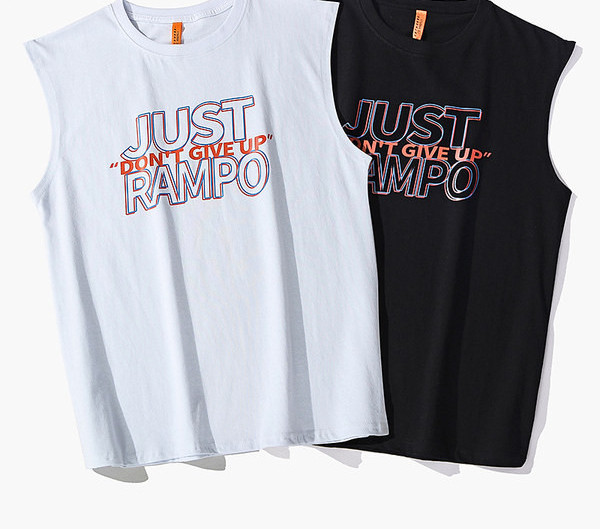 Meeste topist tasuta mudel teksti ja ovaalse kaelusega