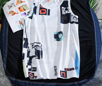 Νέο μοντέλο βαμβακερό ανδρικό φανελάκι με επιγραφή και απλικέ