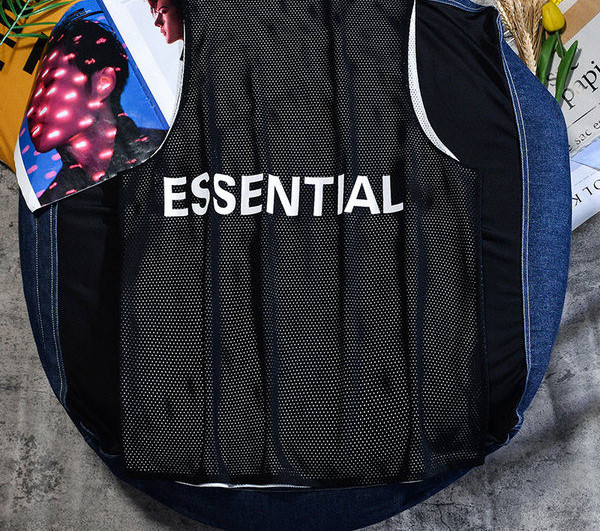 Νέο μοντέλο βαμβακερό ανδρικό φανελάκι με επιγραφή και απλικέ