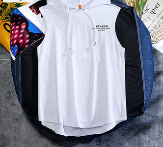 Neljas värvitoonis lipsude ja kapuutsiga meeste topp