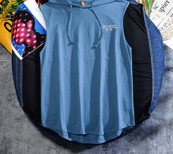 Neljas värvitoonis lipsude ja kapuutsiga meeste topp