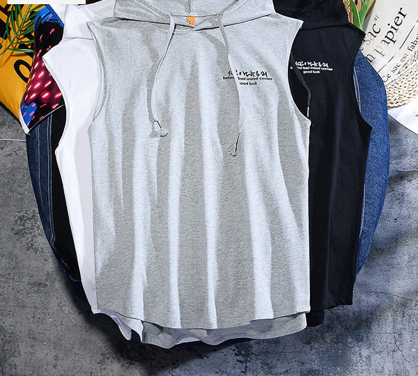 Neljas värvitoonis lipsude ja kapuutsiga meeste topp