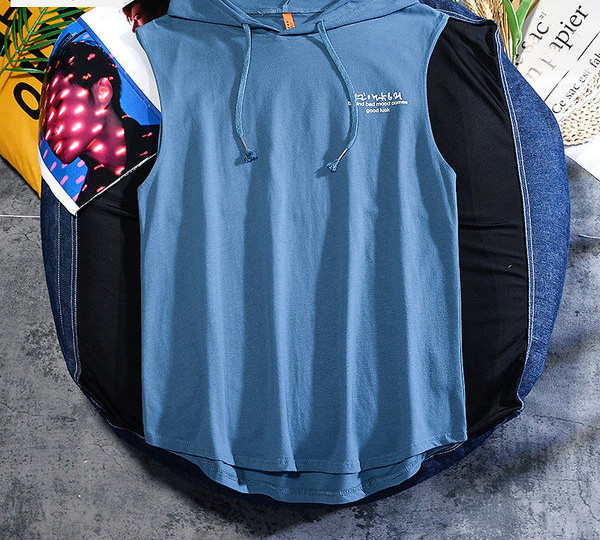 Neljas värvitoonis lipsude ja kapuutsiga meeste topp