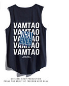 Férfi sportcipő, hátoldalán felirattal