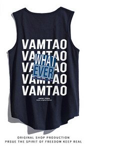 Férfi sportcipő, hátoldalán felirattal