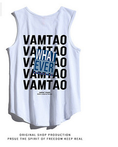 Férfi sportcipő, hátoldalán felirattal