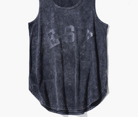 Széles modell ovális nyakkivágással és felirattal férfiaknak