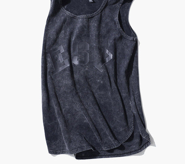 Széles modell ovális nyakkivágással és felirattal férfiaknak