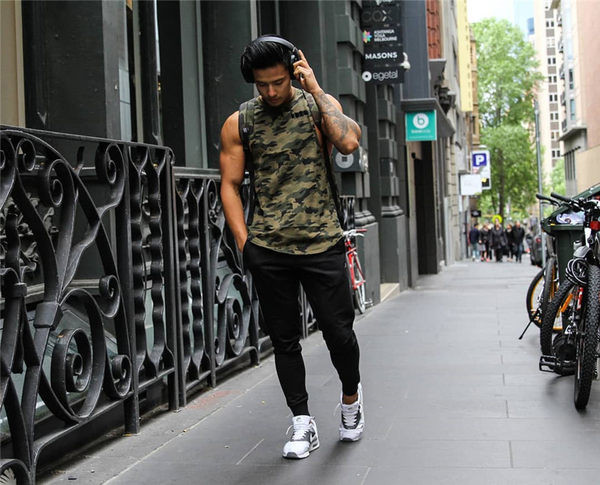 Muška majica bez rukava od brzosušeće tkanine s natpisom pogodna za sport