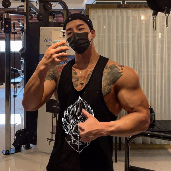 Muška majica bez rukava s printom - pogodna za sport