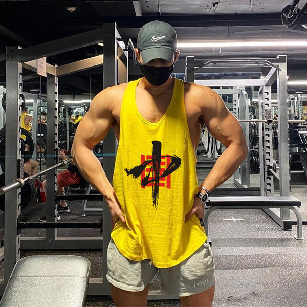 Meeste kehakinnitusega topp aplikatsiooni ja ovaalse kaelusega