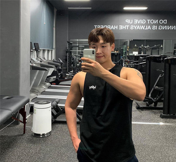 Férfi egyszínű felső, fekete és szürke színben