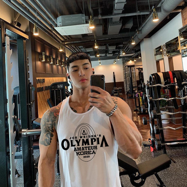 Мъжки потник с надпис подходящ за спорт и овално деколте 