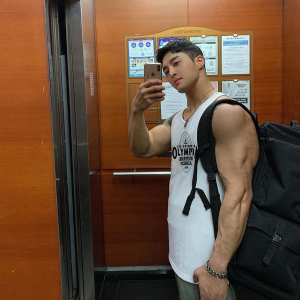 Мъжки потник с надпис подходящ за спорт и овално деколте 