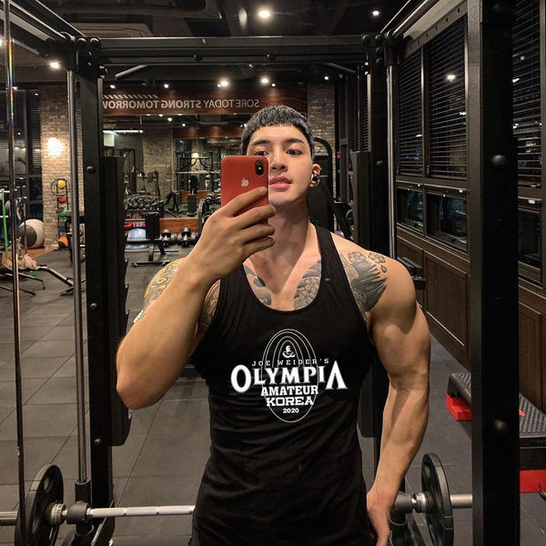 Мъжки потник с надпис подходящ за спорт и овално деколте 