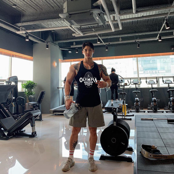 Мъжки потник с надпис подходящ за спорт и овално деколте 