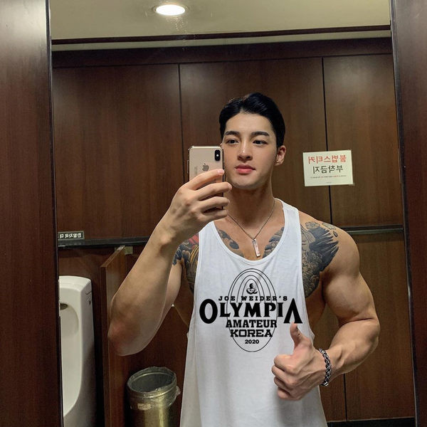 Мъжки потник с надпис подходящ за спорт и овално деколте 