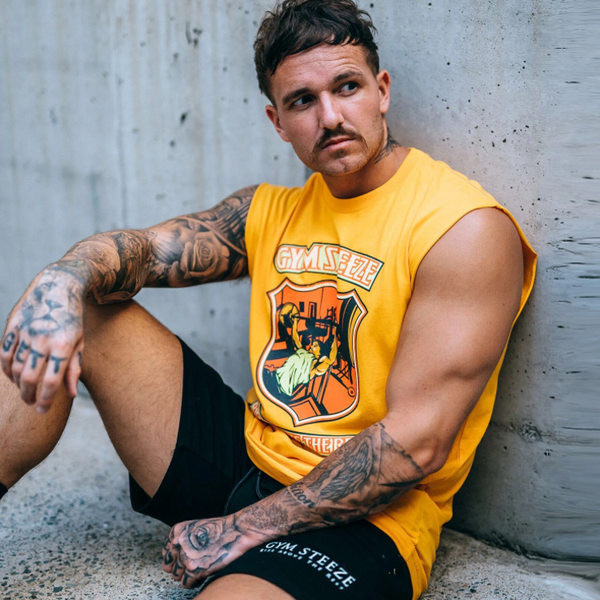 Široki model sportske majice bez rukava s printom u boji