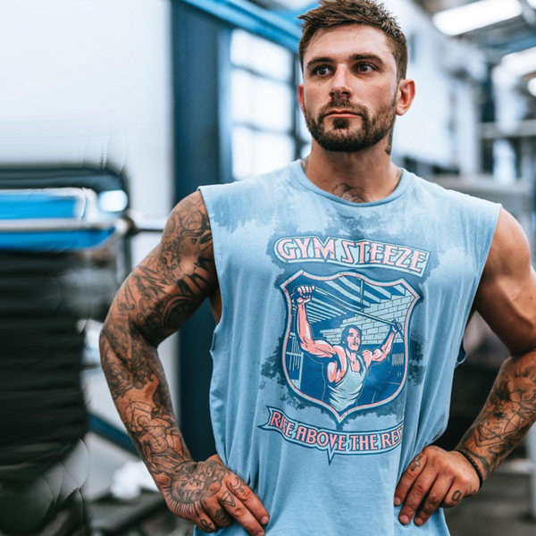 Široki model sportske majice bez rukava s printom u boji