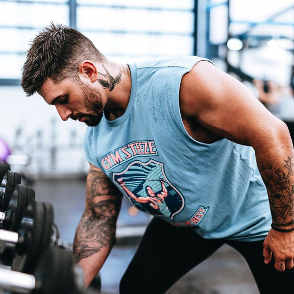 Široki model sportske majice bez rukava s printom u boji