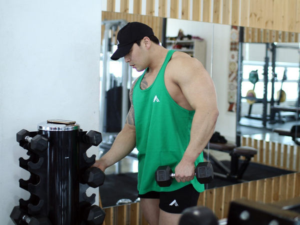 Mitmes värvitoonis meeste sporttank