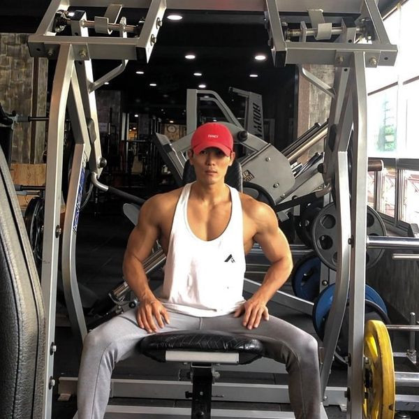 Mitmes värvitoonis meeste sporttank