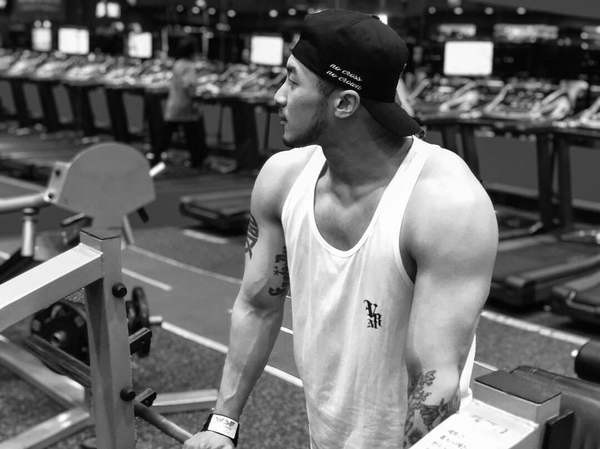 Φαρδύ φανελάκι για γυμναστική και τρέξιμο