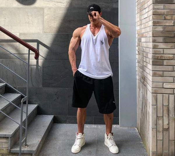 Φαρδύ φανελάκι για γυμναστική και τρέξιμο