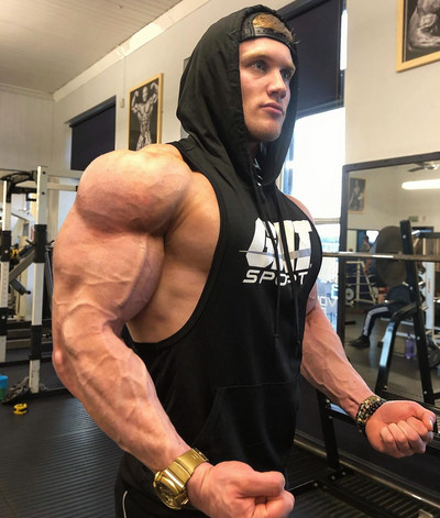 Sportlik meeste kärbitud kapuutsiga topp