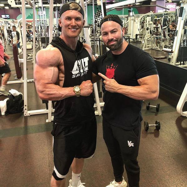 Sportlik meeste kärbitud kapuutsiga topp