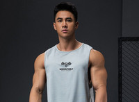 Légáteresztő anyagból készült, szabad férfi felső