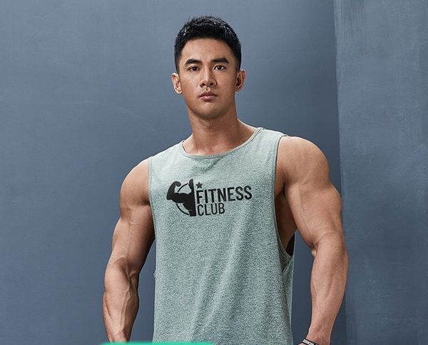 Mitmes värvitoonis teksti ja ümara kaelusega meeste topp