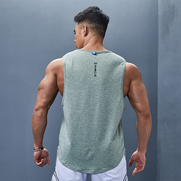 Mitmes värvitoonis teksti ja ümara kaelusega meeste topp