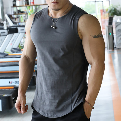 Obični model sportske majice bez rukava za fitness