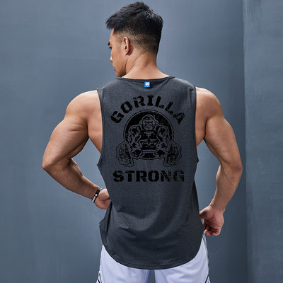 Sportimiseks sobiv meeste topp kirjadega