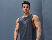 Εφαρμοσμένο ανδρικό φανελάκι κατάλληλο για σπορ με στάμπα