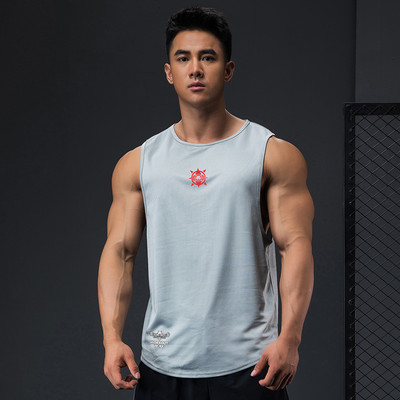 Εφαρμοσμένο ανδρικό φανελάκι κατάλληλο για σπορ με στάμπα