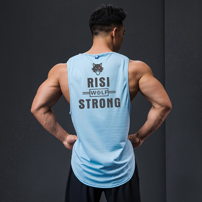 Εφαρμοσμένο ανδρικό φανελάκι κατάλληλο για σπορ με στάμπα