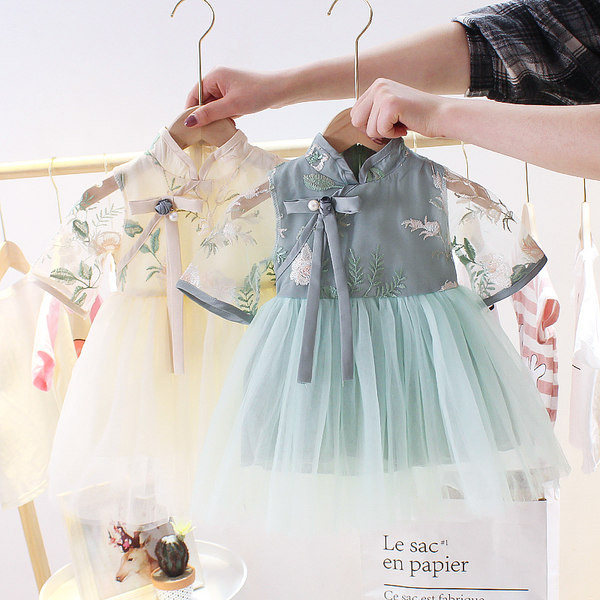 Μοντέρνο φόρεμα για κορίτσια με κορδέλα και κέντημα