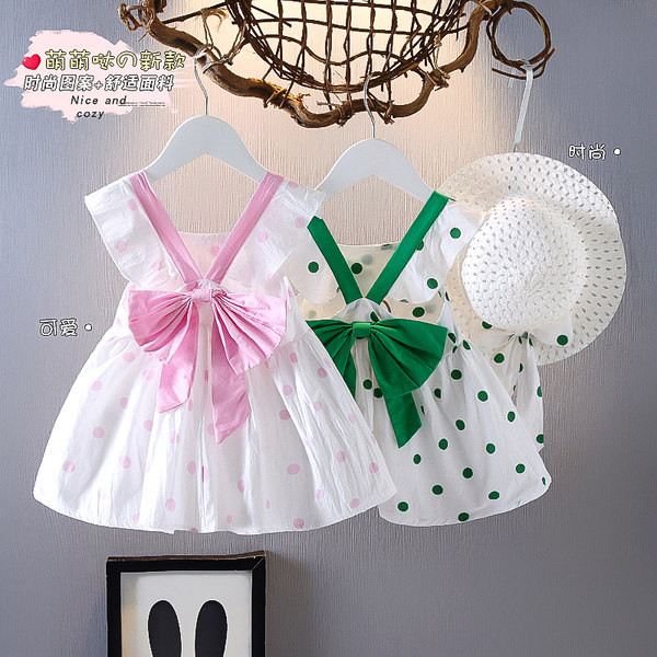 Modern gyerekruha pöttyökkel és szalaggal