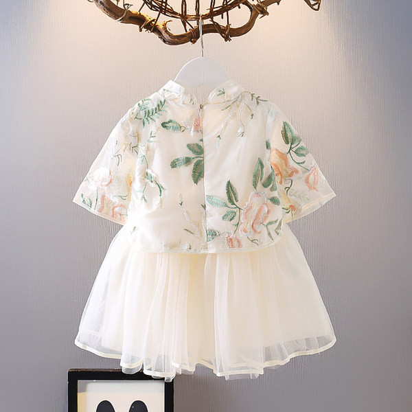 Lilletikandi ja tülliga suvine lastekleit