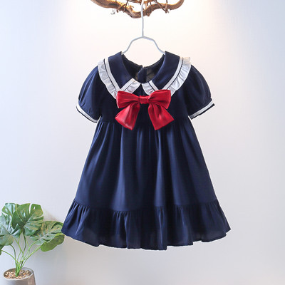 Klassikalise krae ja paelaga väljalõigatud kleit