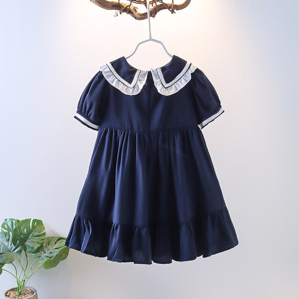 Klassikalise krae ja paelaga väljalõigatud kleit