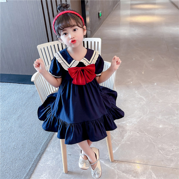 Klassikalise krae ja paelaga väljalõigatud kleit