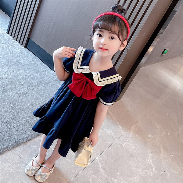 Klassikalise krae ja paelaga väljalõigatud kleit