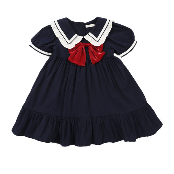 Klassikalise krae ja paelaga väljalõigatud kleit