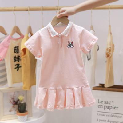 Nyári ruha klasszikus gallérral és fürtökkel